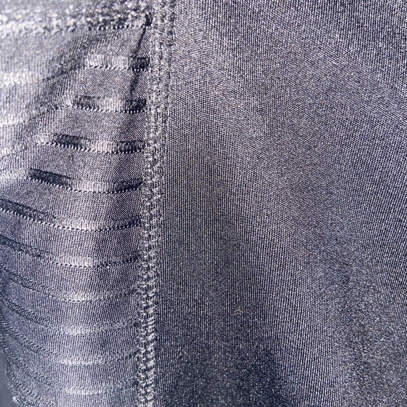 Active leggings these are black and color two pockets - Picture 3 of 6